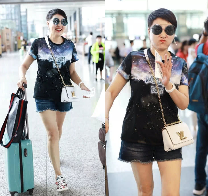 56岁张凯丽超短裤现身机场，被吐槽用力过猛，网友:阿姨你老了