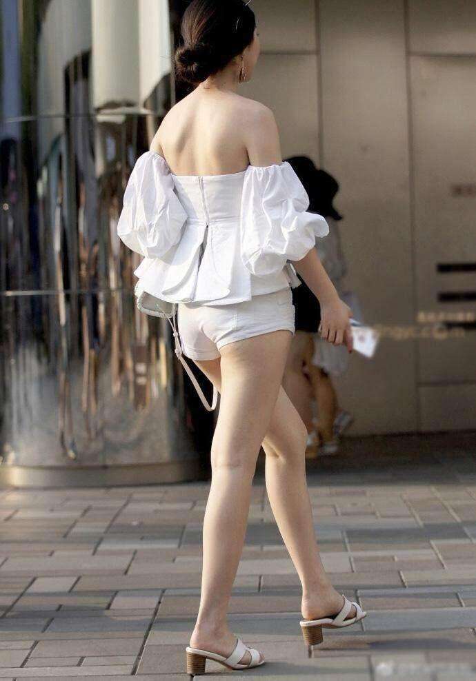 街拍: 清凉出街的小姐姐, 大胆的露背装时尚又新潮