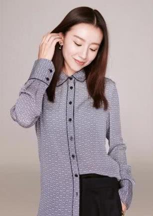 董洁玩小心机,紫色毛衣都是“洞”,黑色内搭全露了