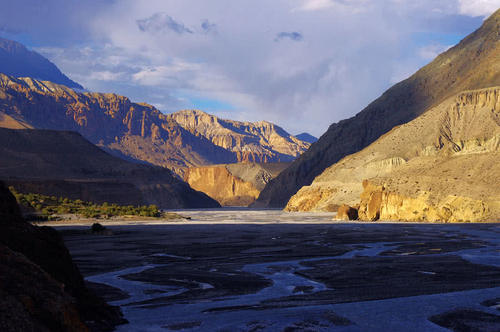 中国边境的神秘王国,过着原始生活,1万多悬崖洞穴至今无法解答