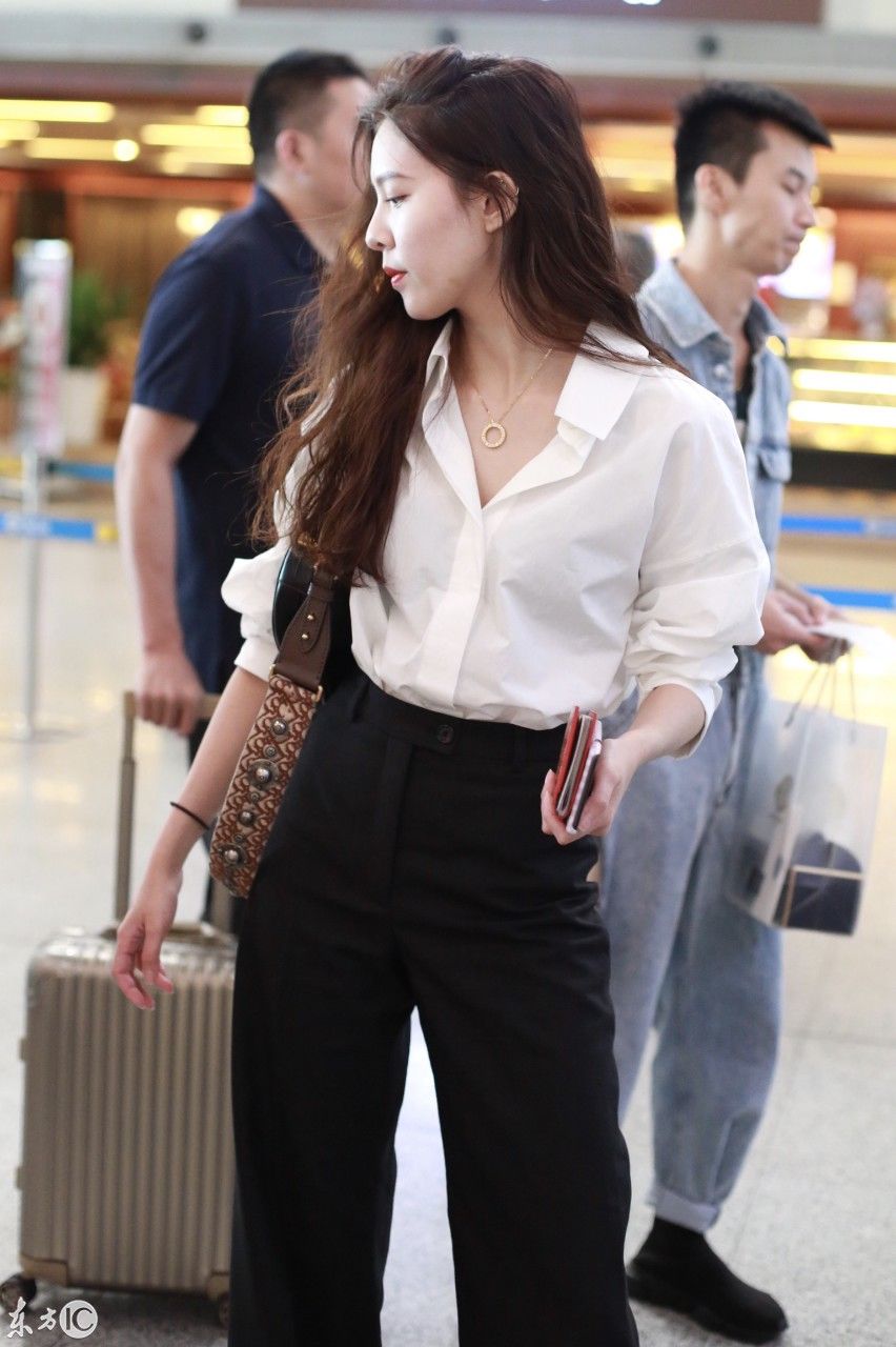 宋妍霏穿白色衬衣搭配黑色阔腿裤现身机场，皮肤白皙秀大长腿