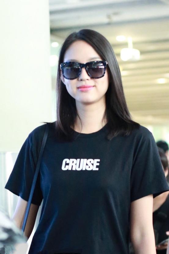 张梓琳太高了！仅仅一条牛仔裤就穿出腿长一米，网友：逼死普通人