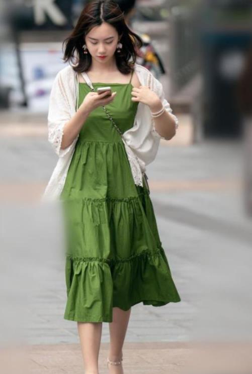 气质|街拍:小姐姐身穿吊带连衣裙,外搭件白色的开衫,显得气质更佳