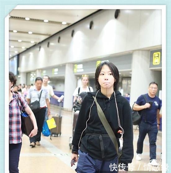 窦靖童再现机场，终于把茶缸抛弃了，可一个转身我发现我错了！