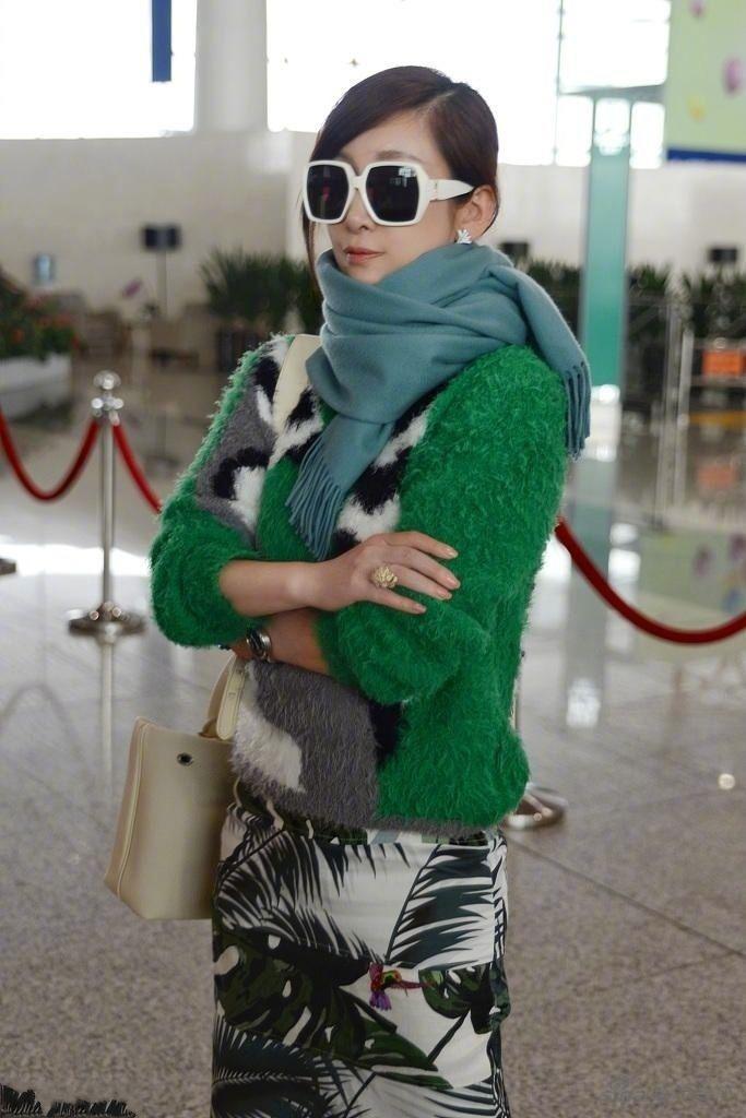 秦海璐这身打扮贵妇样十足, 网友: 双影后就不能低调点么?