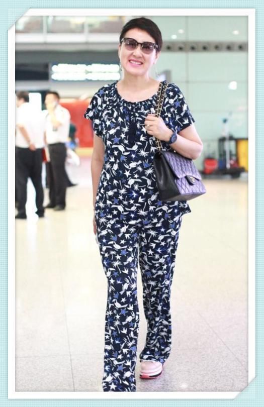 看了55岁关之琳的机场秀，再看看张凯丽，网友：真不相信她俩同岁