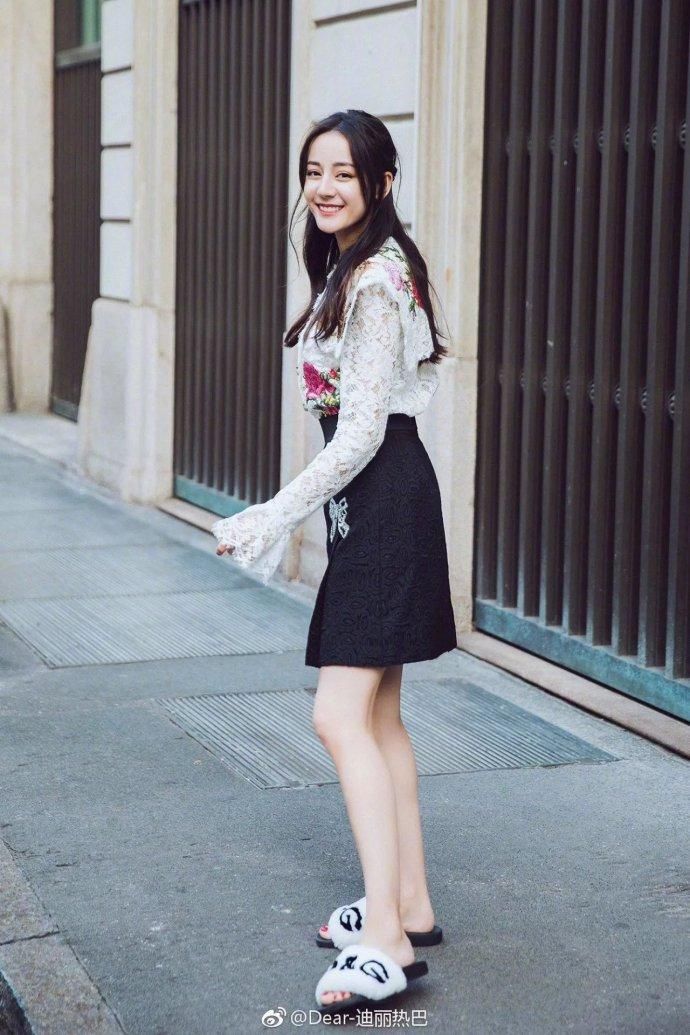 杨幂花式百搭，周冬雨思路清奇，穿白衬衫最好看的女星都有谁?