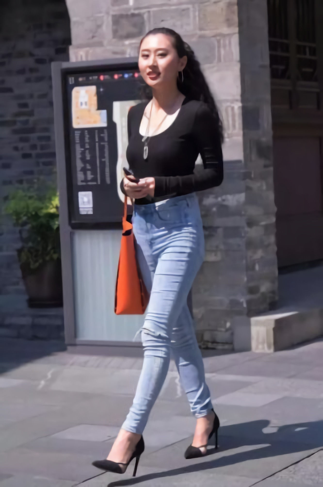 紧身牛仔裤不需要多说，只需要一个淡淡的笑容，实力展现你的美