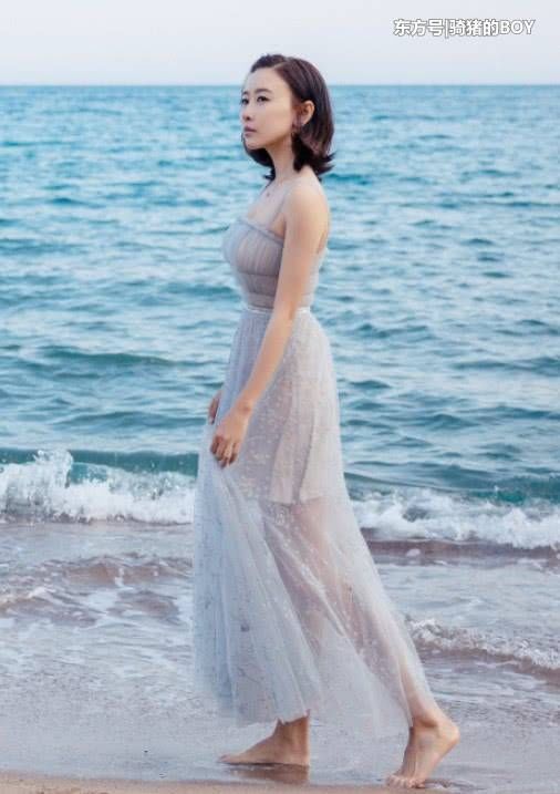 毛俊杰咋想的?在沙滩还穿绑带鞋，还不如赤脚走呢!