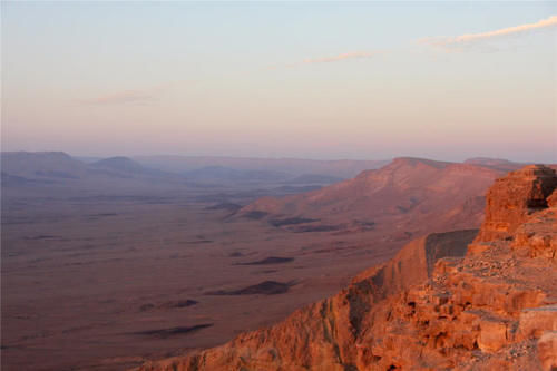 世界第一大坑：长40公里一天都走不完，深坑犹如陨石撞过地球