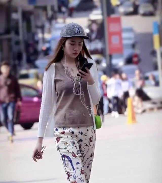 成都路人街拍好不好看我不说， 但胸前风景无限