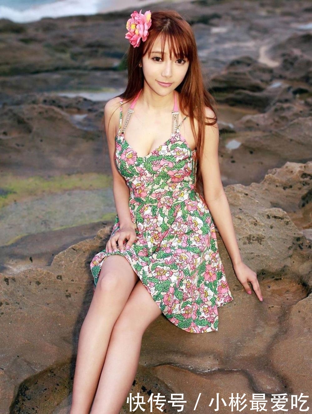  『别样』美女用一袭碎花吊带裙, 搭配出别样的俏美体验
