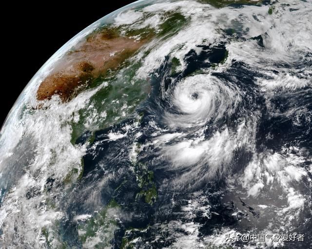 日本要警惕了！台风罗莎逼近但风眼再次扩大，已能装进三个东京