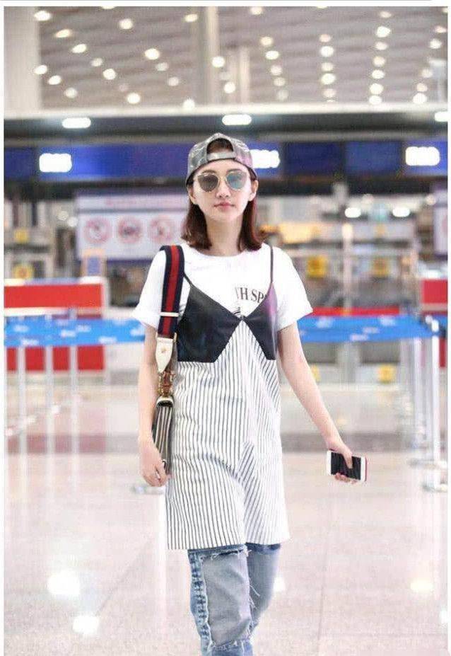 景甜穿衣变保守了?吊带裙搭长裤腿都不秀了,恋爱的女人就是不一