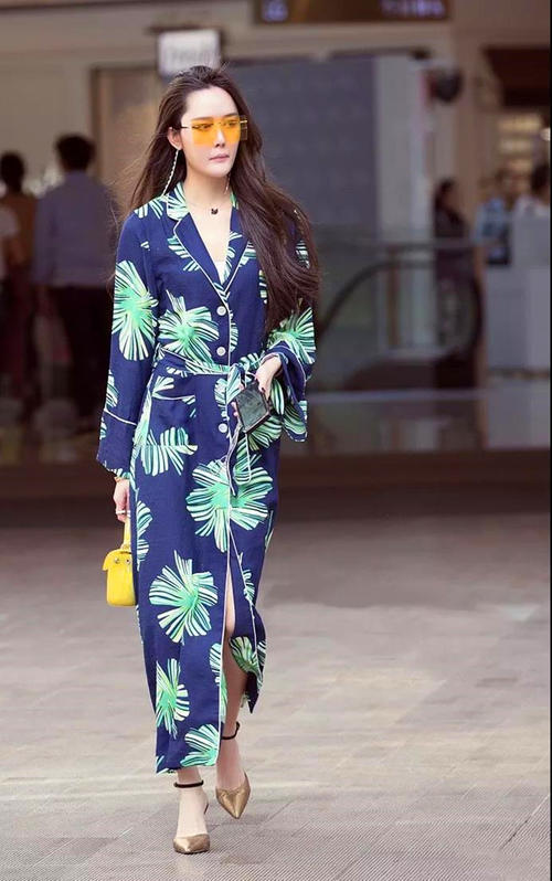 街拍:洋妞美丽的面孔,魔鬼的身材,中国小姐姐也不逊色!