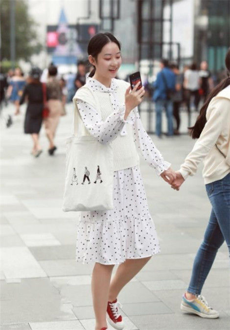  『亭亭玉立』街拍：身姿窈窕的小美女，亭亭玉立，笑容甜美可爱