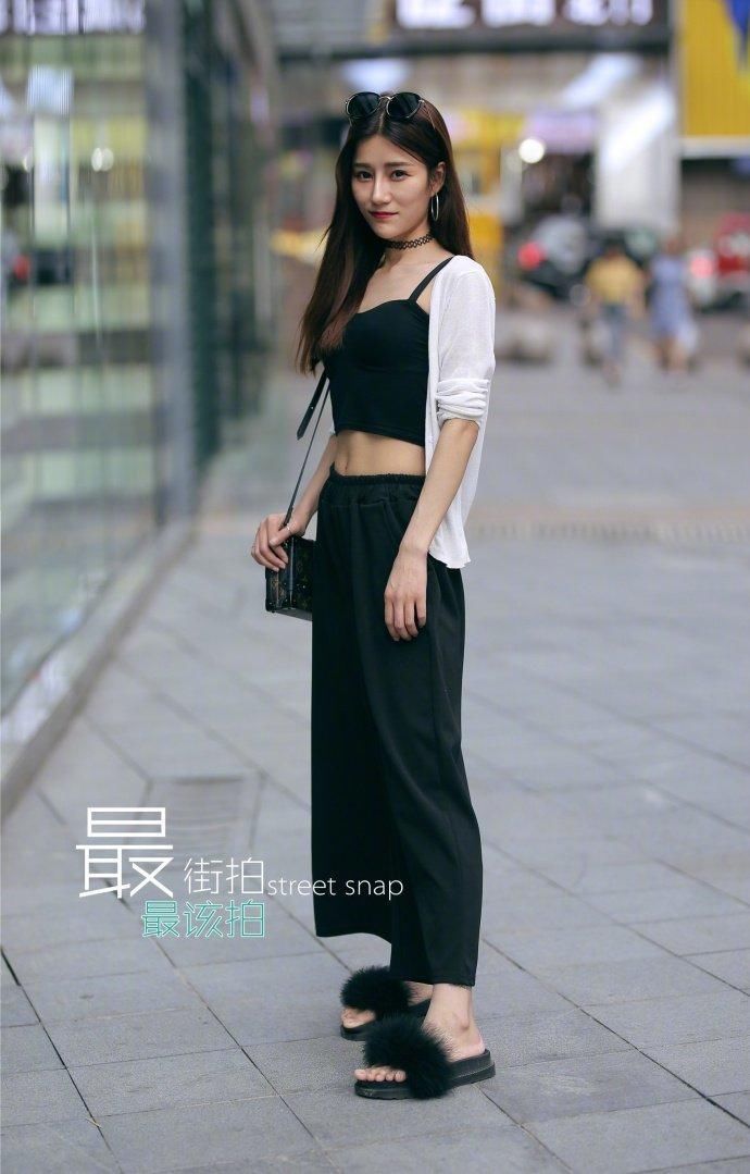 街拍:一件适合紧身连体裙，塑造身材曲线不再困难