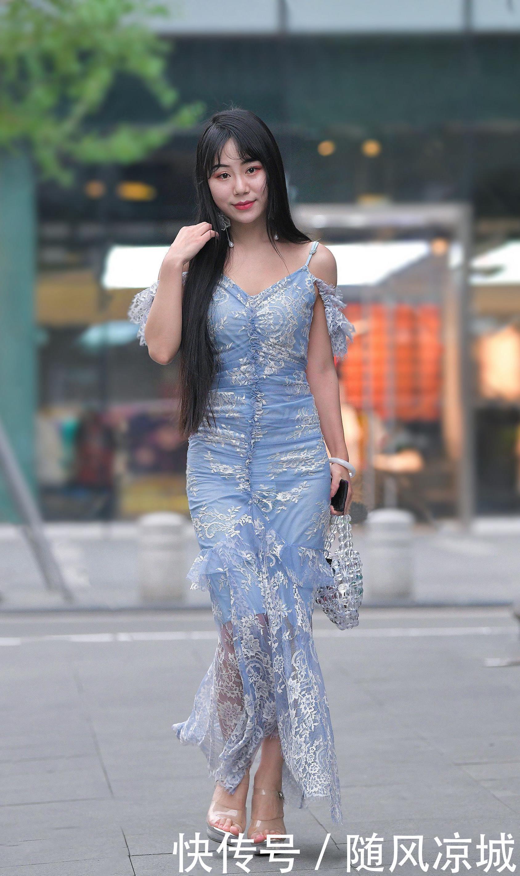 「厚底」蕾丝吊带连衣裙,搭配厚底高跟凉鞋,美女对身材自信穿出气质美