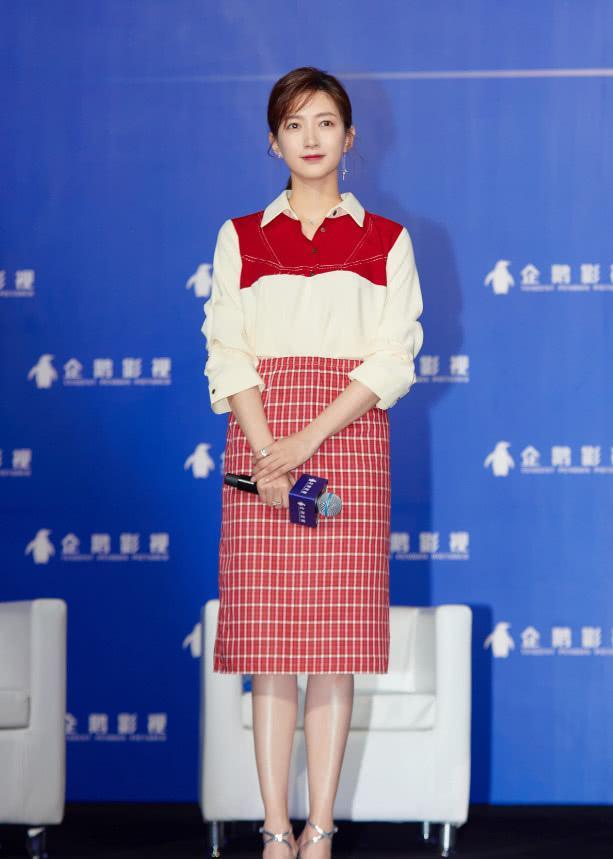 江疏影一身黑装好有魅力，穿平底鞋还能秀出大长腿，穿搭很惊艳！