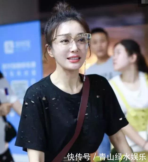 “富察皇后”走机场，破烂衣上满天星，脚上还踩了双“土味”鞋！