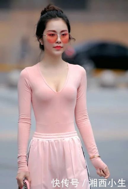 温婉儒雅的气质小姐姐，紧身的装扮彰显窈窕妙曼的身材，很有美感