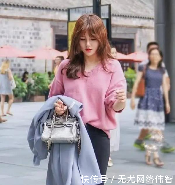  「美女」街拍：皮肤白皙的美女，一件蓝色短袖配黑色短裙，时尚女神风采