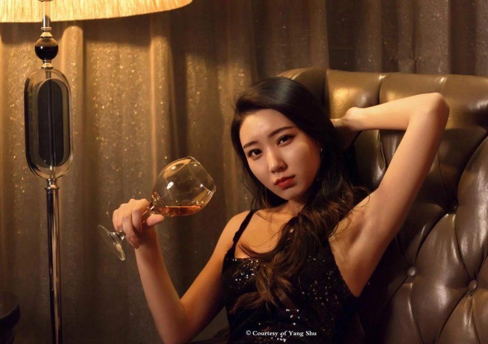 东莞街拍:小姐姐裹背抹胸黑色连衣裙，身材火辣，有种舔屏的冲动