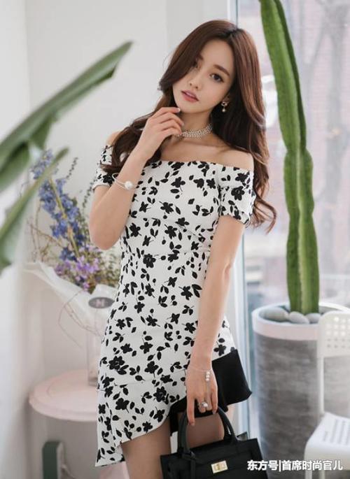 清纯漂亮的包臀裙小姐姐，突显曼妙身材，十分抢眼！