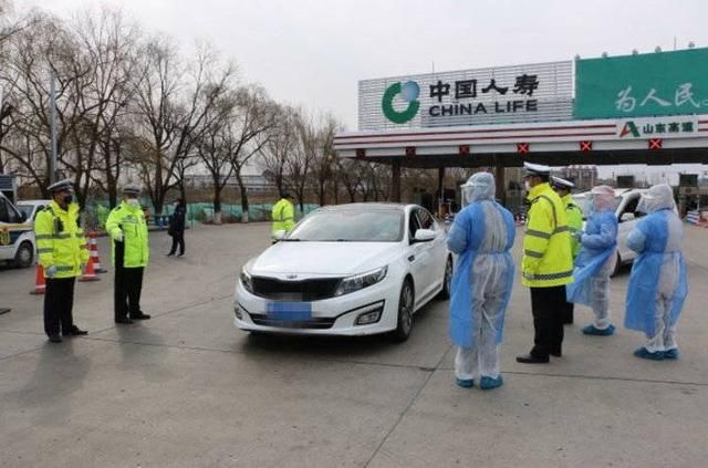  防控■泰安市高速交警昼夜坚守高速收费站疫情防控点