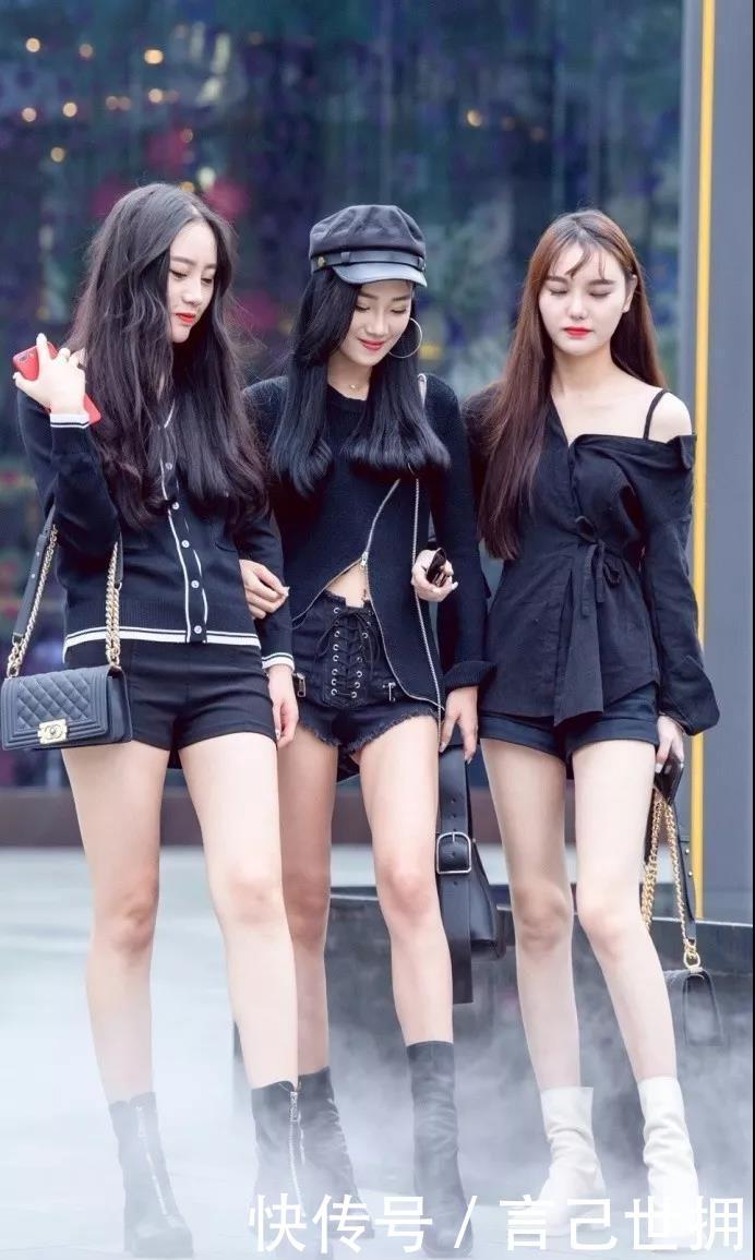 「 美女」一道靓丽而又性感的风景,你喜欢那个?,街拍:四个美女走在路上