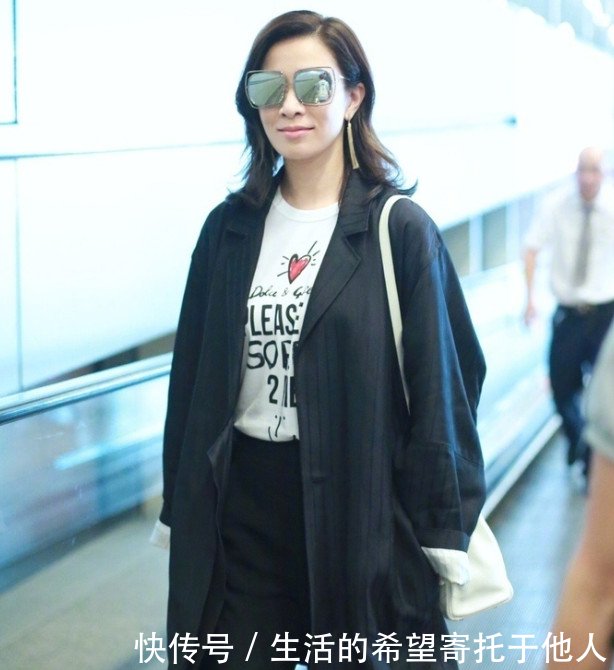 佘诗曼机场亮相，西装上身变身霸气女王，看到鞋子笑喷了！