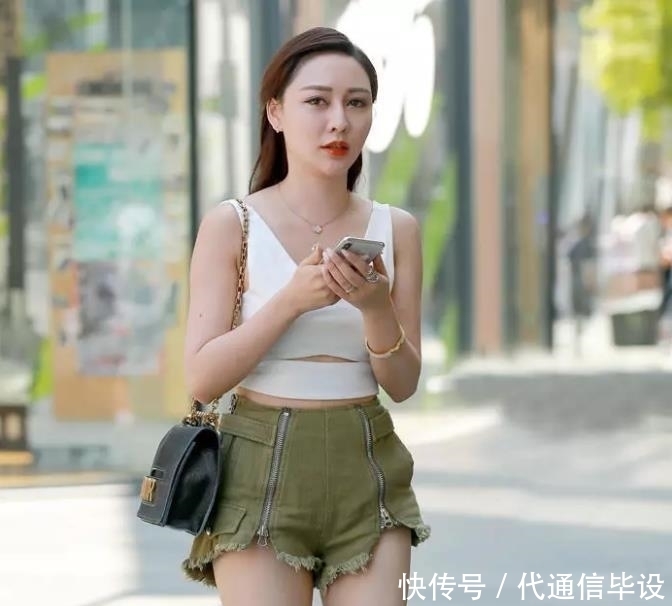 『拥有』街拍:拥有独特气质的女子,穿搭时尚,彰显迷人女性之美