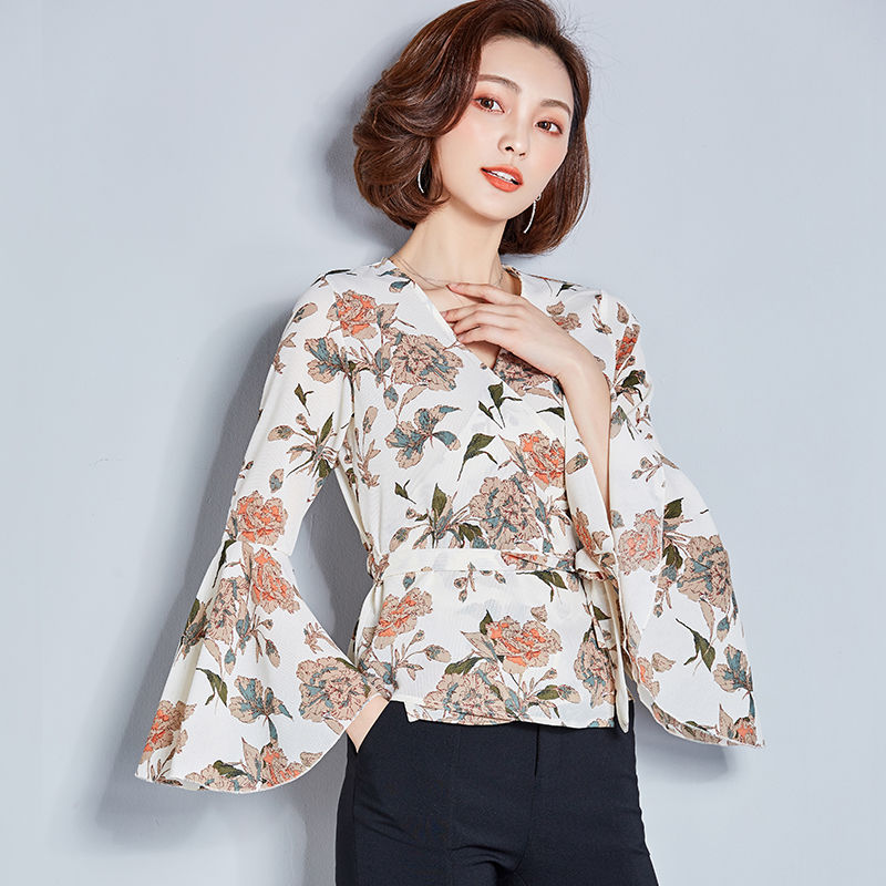 堂姐的婆婆真是洋气，身上的雪纺衫精致高雅，快60看起来像40