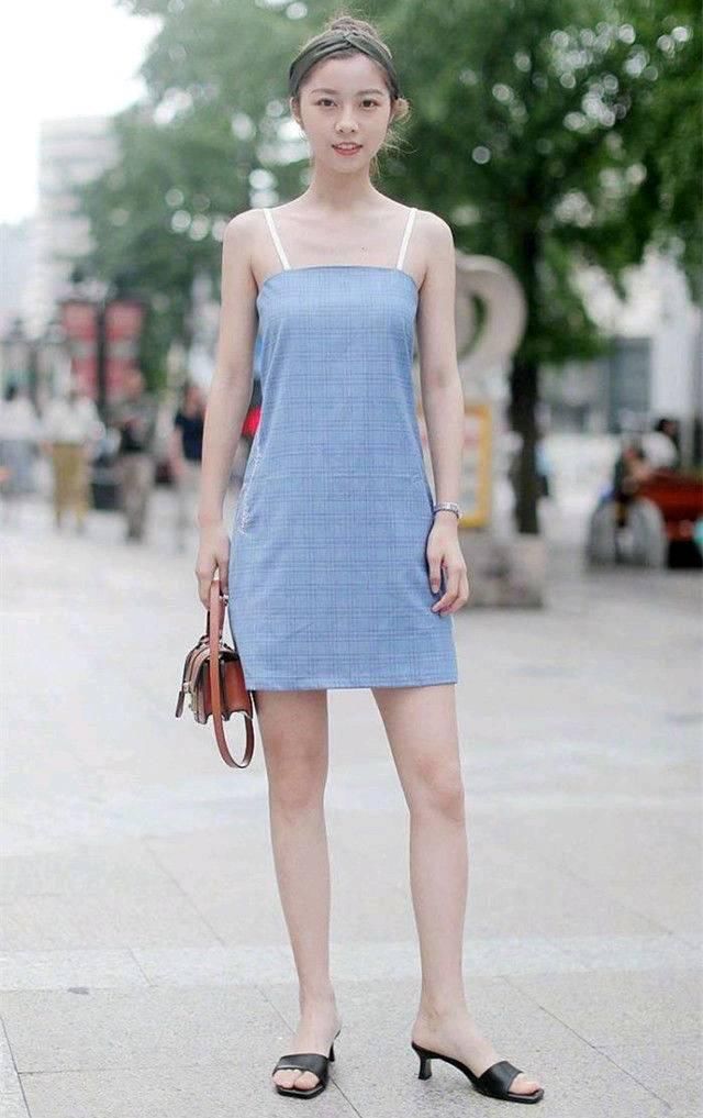街拍繁华的大街上美女的穿搭都演示着怎样的美!