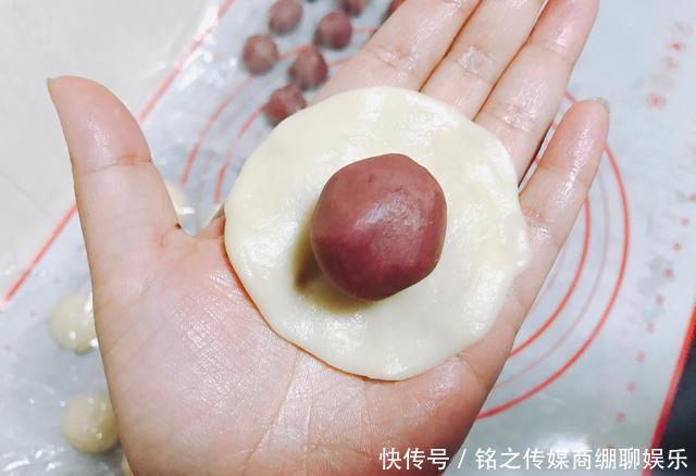  清明@清明时节教你做桃花酥，酥得掉渣一学就会，长辈特喜欢，全家爱吃