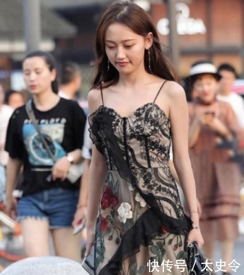黑纱@路人街拍:小姐姐甜美笑容治愈人心,唯美黑纱吊带裙尽显白皙的皮肤
