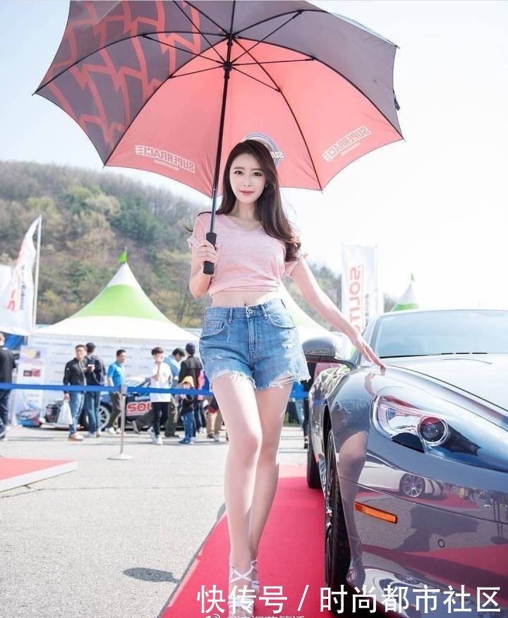 皮肤白皙长相甜美的车模，身材性感火辣