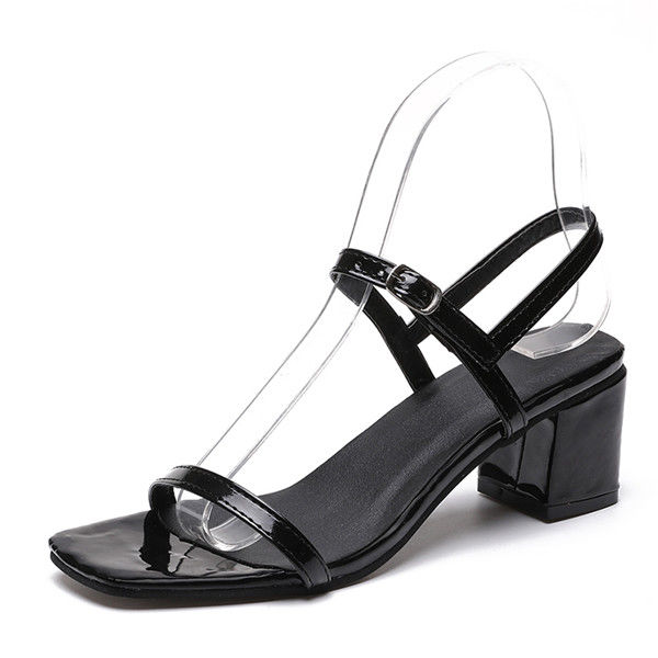 如今奔4奔5的女人都喜欢穿这种鱼嘴鞋，时髦百搭高挑有味道