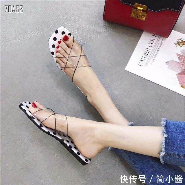 夏季流行穿透明凉鞋，美得让人挪不开眼
