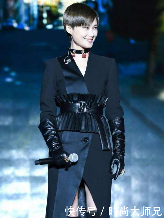 李宇春太胆大！这么大胆的开衩裙也敢穿出门？一般人穿绝对丑哭了