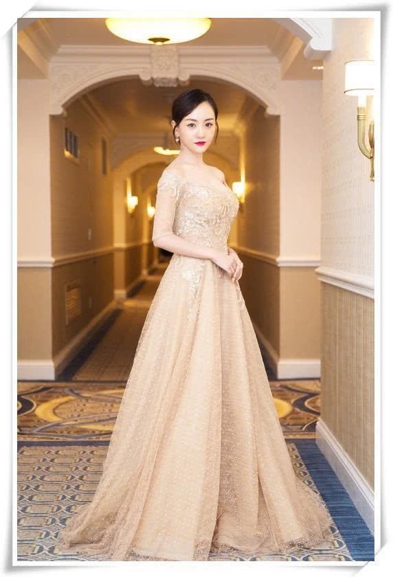 杨蓉厉害呀，西装缝裙子上居然一点不丑，网友：还是不身材好！