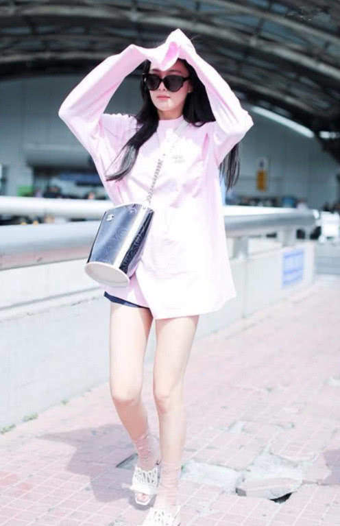 张馨予裤子拉链绝了,这是我见过最长的拉链了,意外好看到爆