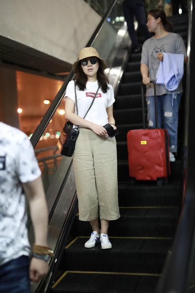 47岁的闫妮吃了防腐剂,流苏短裤哪里像中年人?