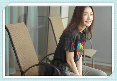 秦岚也会衣品成谜？西装裤上挂薄纱，网友：放个屁不就吹起来了？