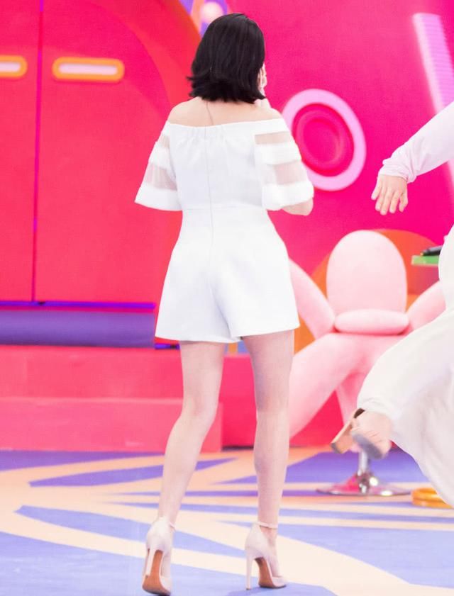 小S穿白色连体衣秀火辣身材，和谢娜比美一个细节看出了人品！