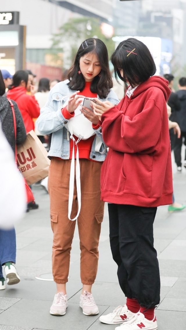  美女|路人街拍，气质娴静的美女，一身着装给人的感觉轻柔又得体