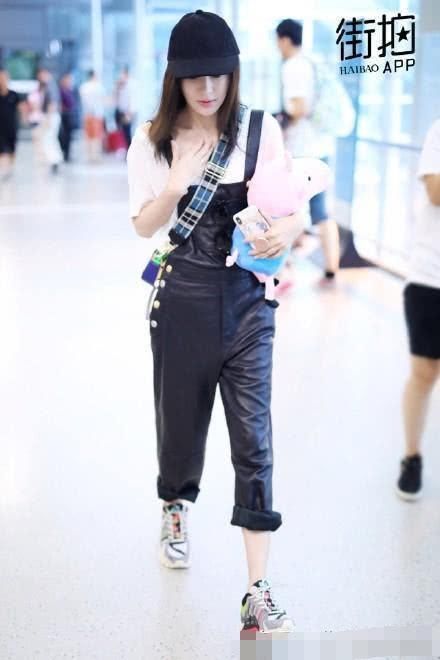 秦岚脚上的这双老爹鞋也太好看了，显得脚踝特别细腿特别长