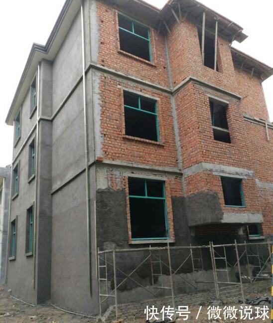 地基抬高1.2米惹不满，砸60万建三层，完工后邻居们无话可说
