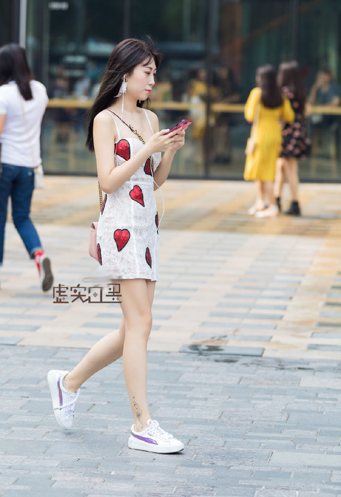 街拍重庆:夏日越简单的穿衣搭配，越能穿出穿出时尚感!