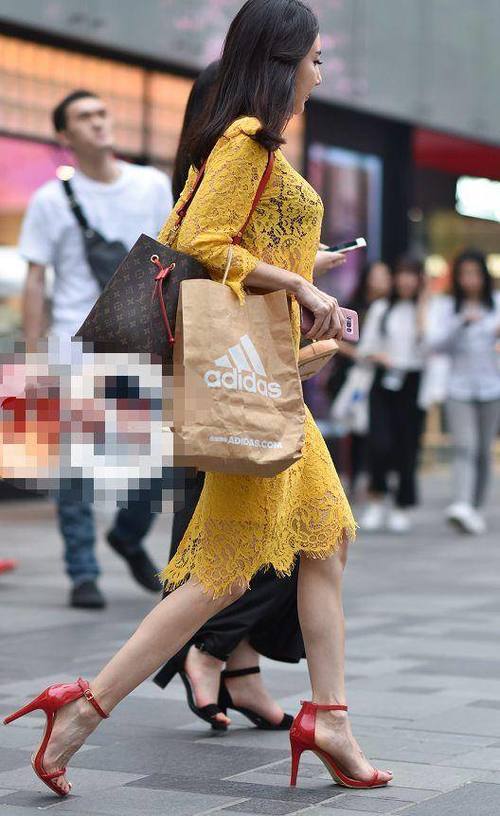 路人街拍，小姐姐白T恤搭配紧身牛仔裤，很是婉约动人